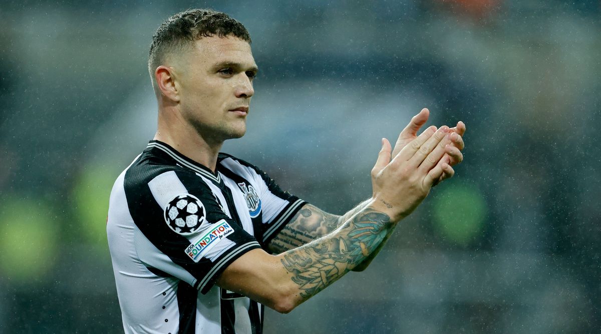 NEWCASTLE UPON TYNE, ENGLAND - OCTOBER 25: Kieran Trippier of Newcastle United applauds the fans after the UEFA Champions League match between Newcastle United FC and Borussia Dortmund at St. James&#039; Park on October 25, 2023 in Newcastle Upon Tyne, England. (Photo by Richard Sellers/Sportsphoto/Allstar via Getty Images)