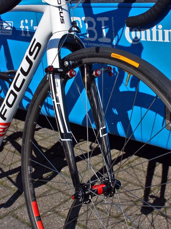 The all-carbon Focus Mares fork features widely set legs for lots of clearance.
