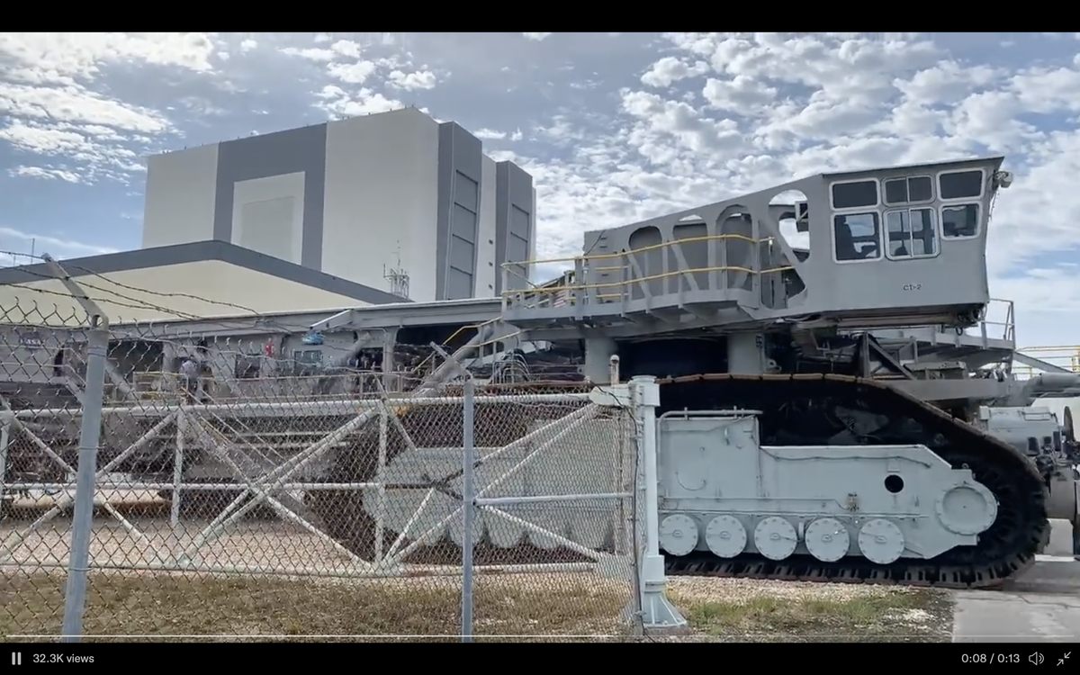 “The Crawler” sedang dalam perjalanan sebelum peluncuran roket bulan Artemis 1