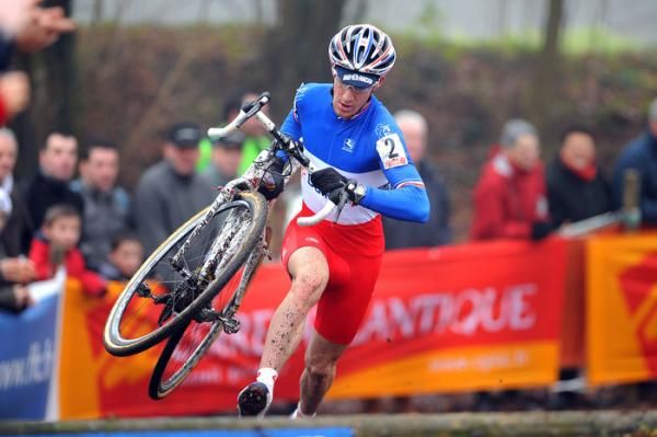 Matthieu Boulo (France) runs the barriers.