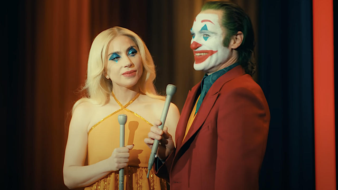 Harley Quinn (Lady Gaga) y Arthur Fleck (Joaquin Phoenix) se preparan para entretener a una multitud en el tráiler de Joker: Folie À Deux