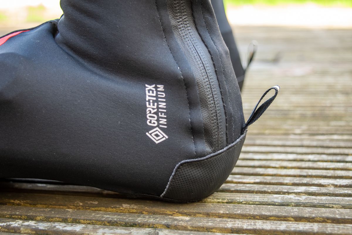 A rider wearing the Sportful Fiandre No Rain overshoes