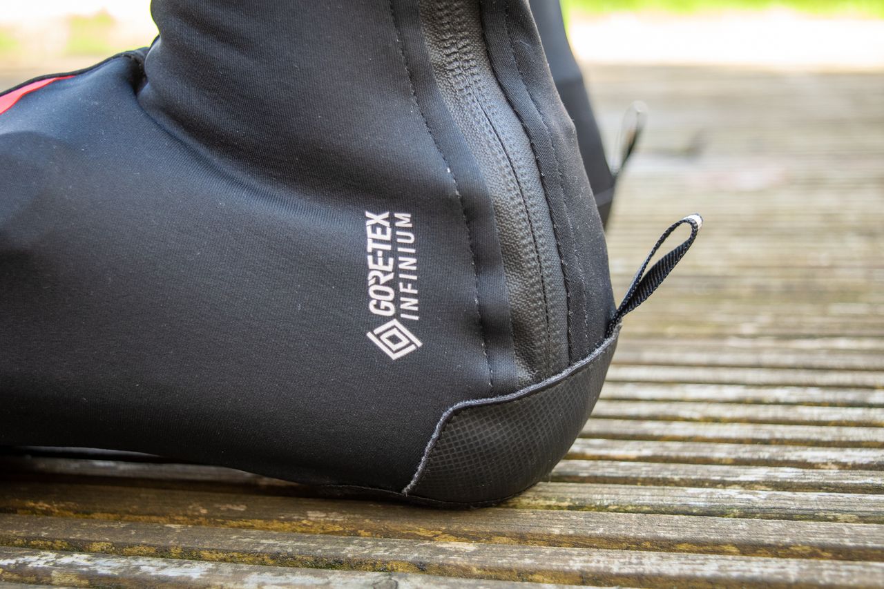 A rider wearing the Sportful Fiandre No Rain overshoes