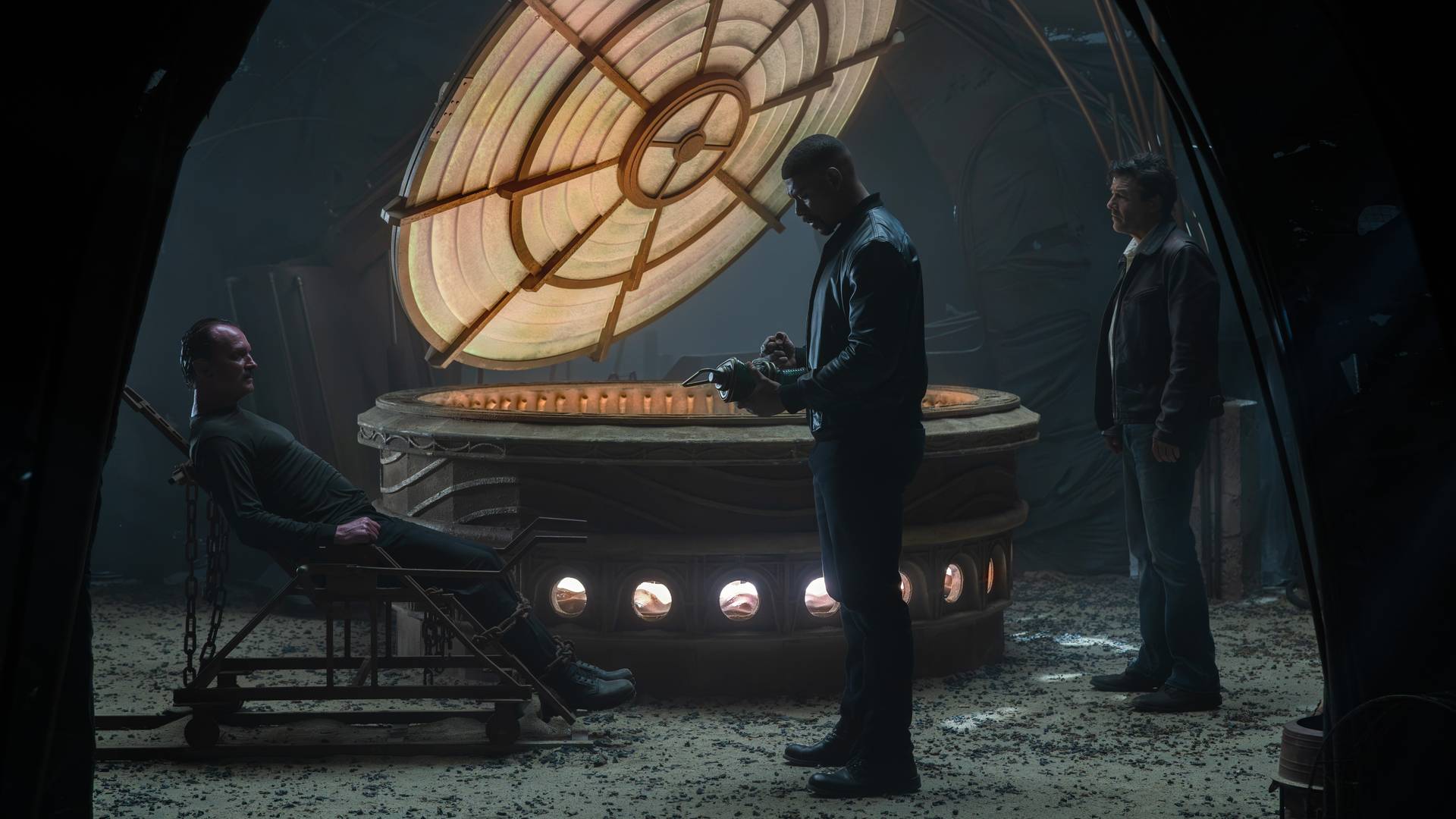 A chained Sinestro sat opposite John Stewart and the 'Halogram' in Lanterns season 1