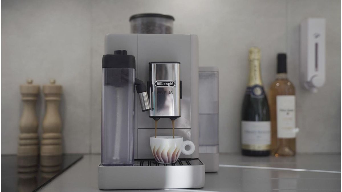 Normalement, je ne dépenserais pas 750 £ pour une machine à café, mais la De'Longhi Rivelia en vaut la peine.