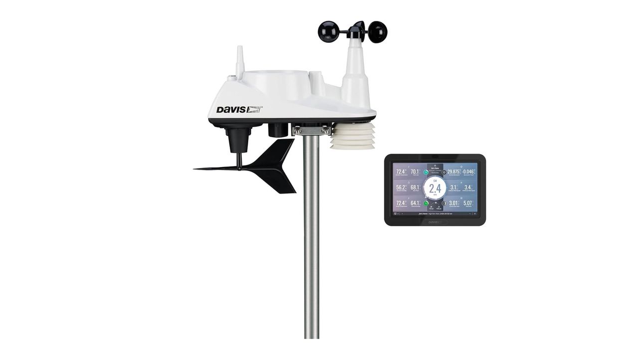 The Davis Vantage Vue weather station and home display unit on a white background.