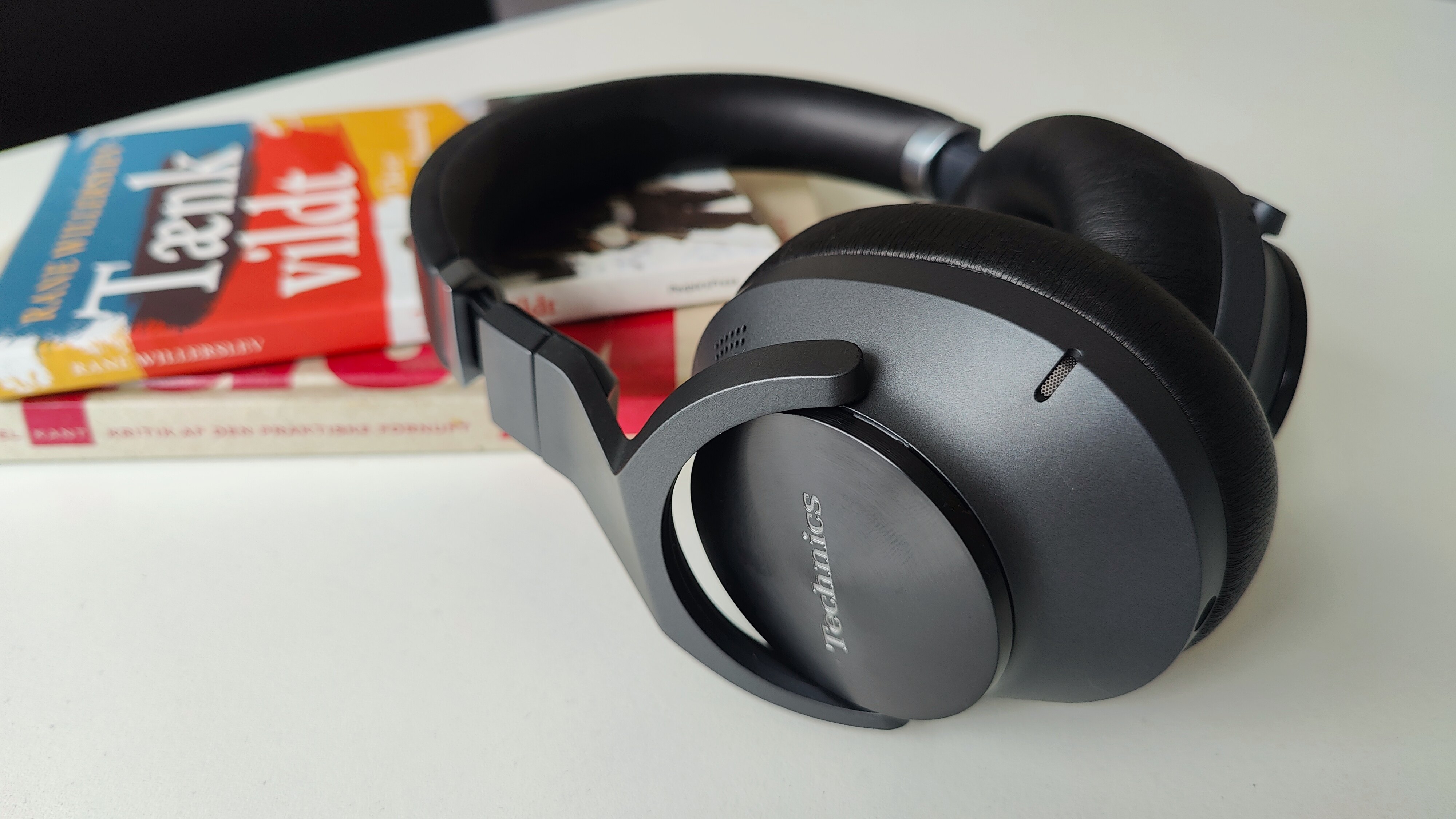 Technics EAH-A800 ligger på et bord sammen med nogle bøger
