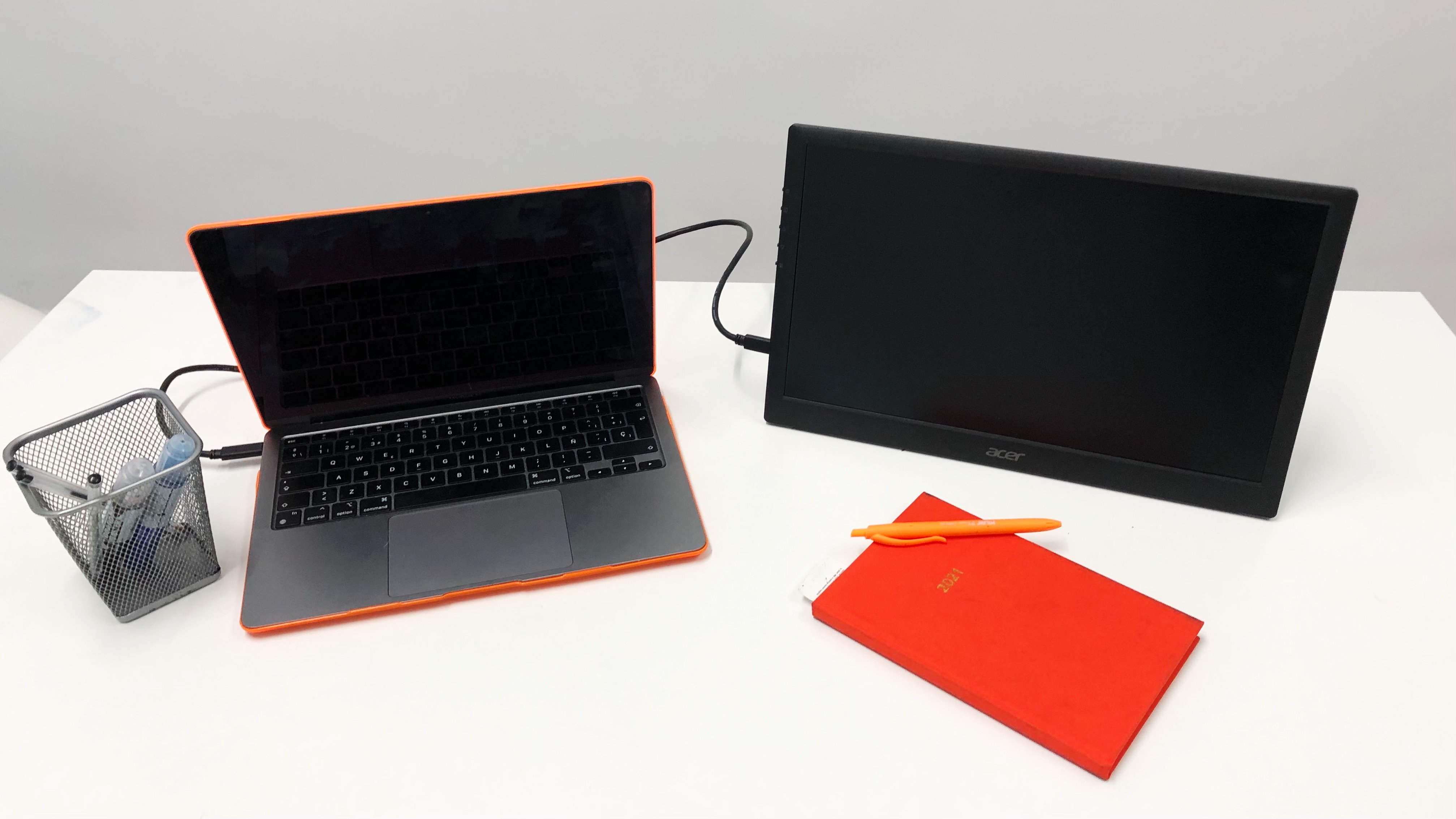 Monitor Acer PM161Q conectado a un MacBook Air