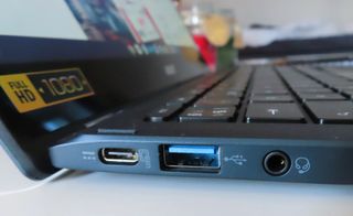 En närbild på sidan av en Acer Spin 513 som visar upp dess portar.