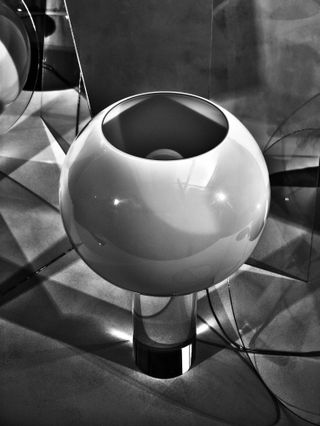 Black and white photograph of a table lamp by Foscarini
