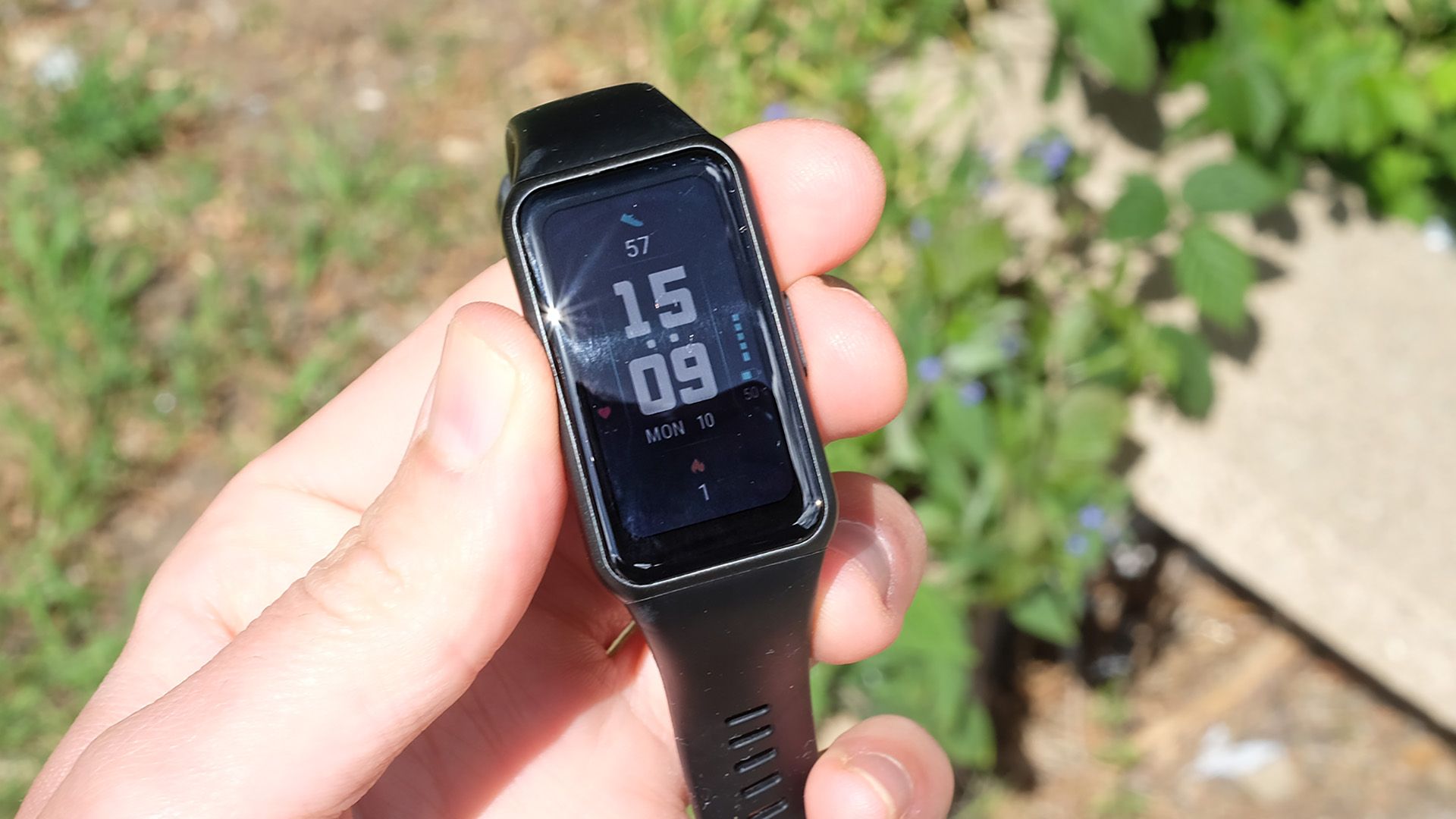 Our reviewer Andrew Williams holds the Honor Band 6 duriing testing