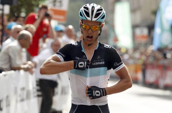 Linus Gerdemann (Leopard Trek) zips up his jersey