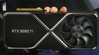 Joku pitää käsissään Nvidia RTX 3090 Ti Founder's Edition -näytönohjainta