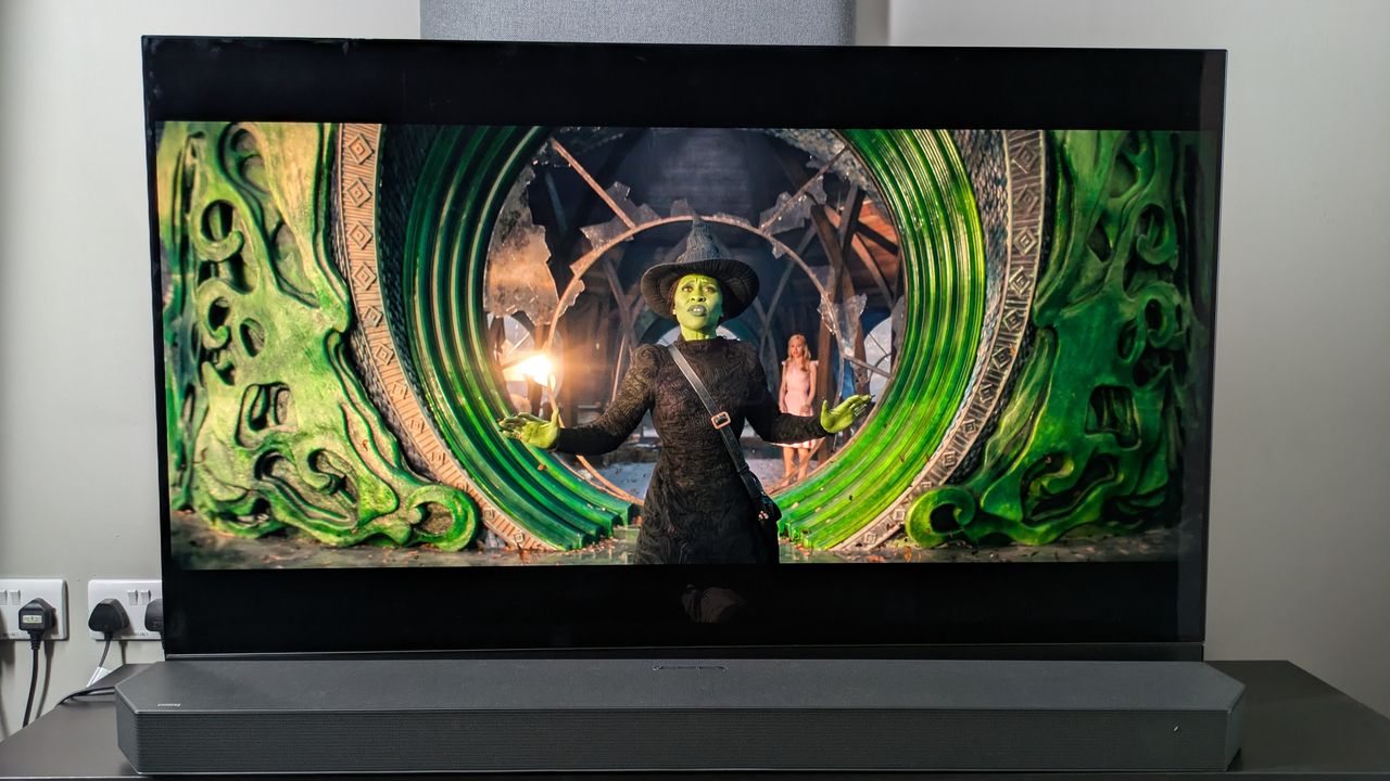 Wicked 4K Blu-ray shot of Elphaba on balcony of tower