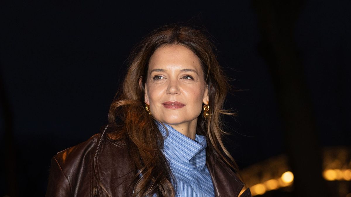 Je ne savais pas comment coiffer des bruns riches, mais Katie Holmes m'a convaincu le bleu est la réponse