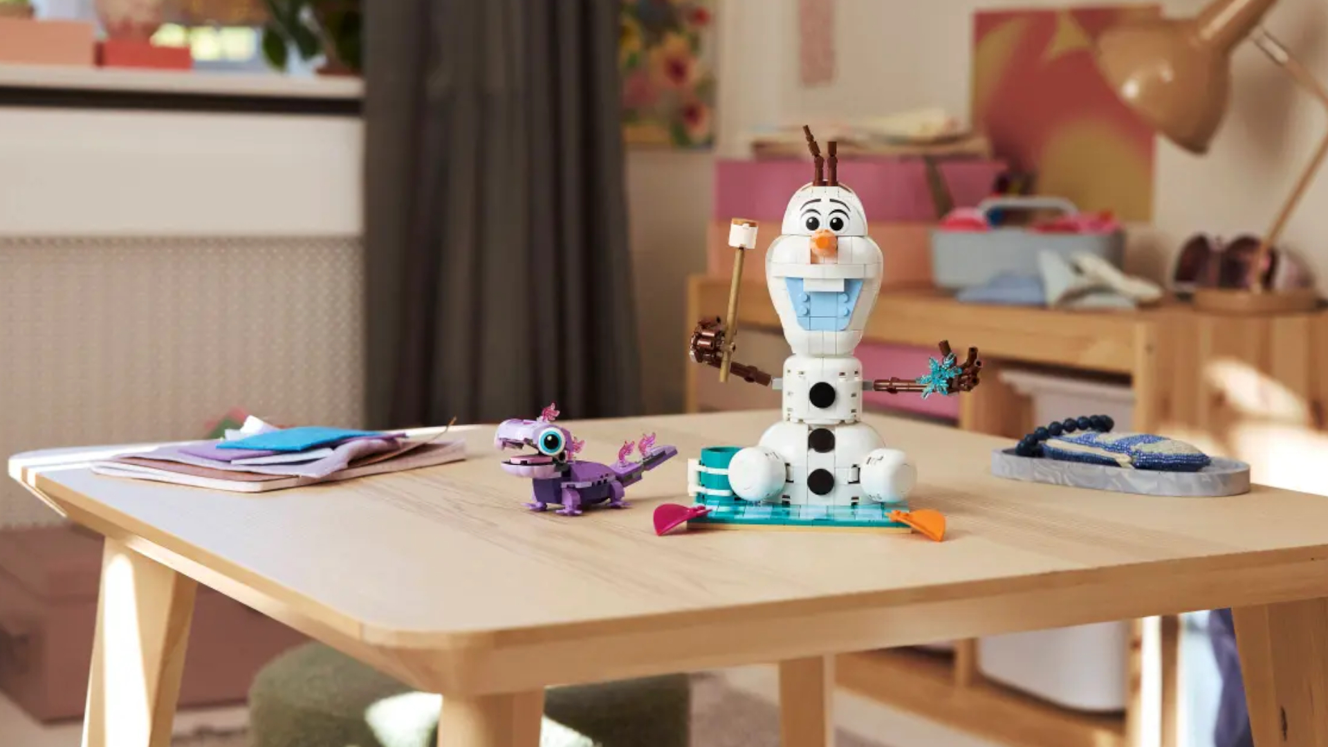 Lego Olaf and Bruni figures on a wooden table