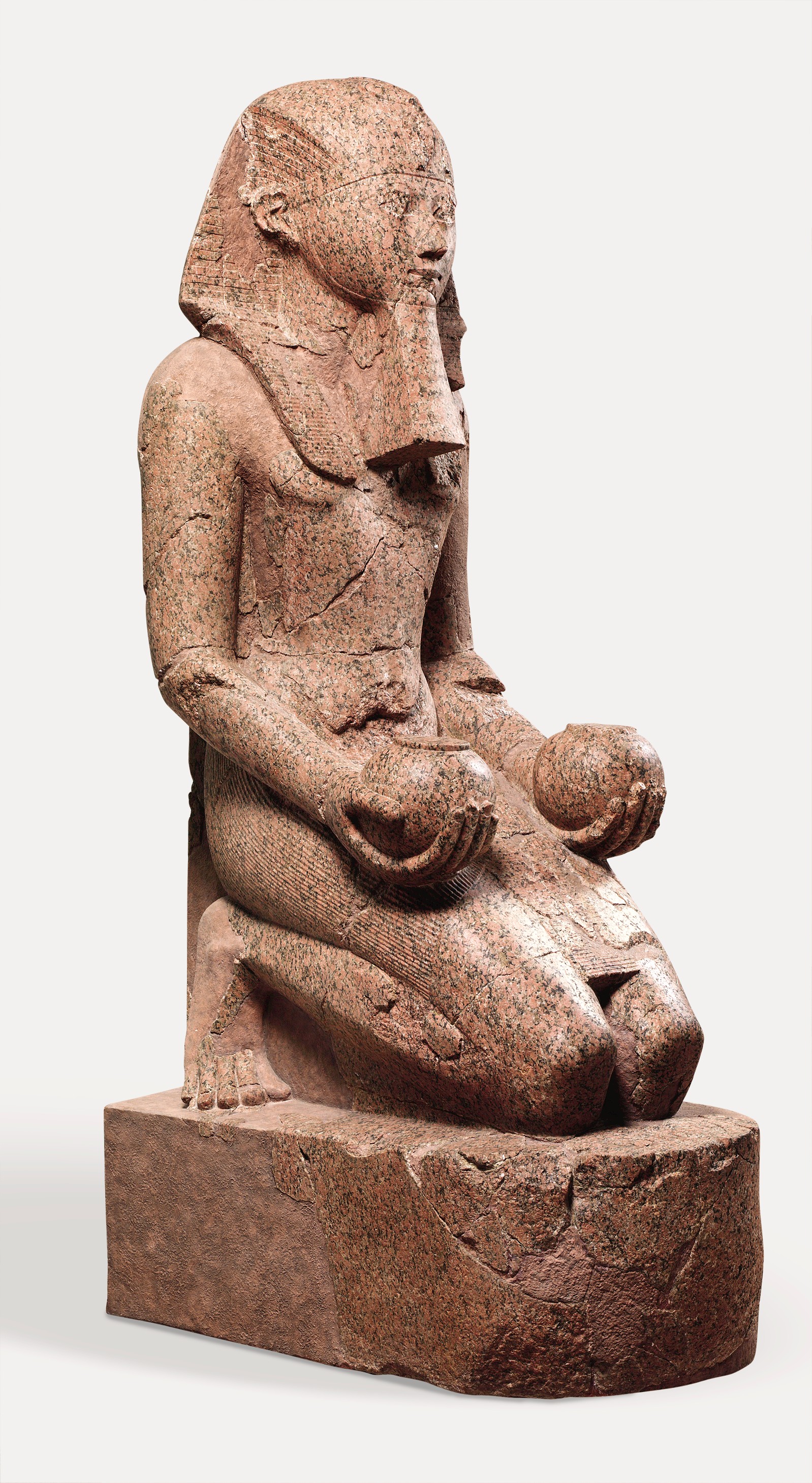 a stone statue of a kneeling Hatshepsut