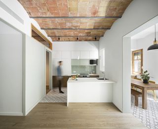 A kitchen peninsula that has made space for both storage and breakfast bar usage