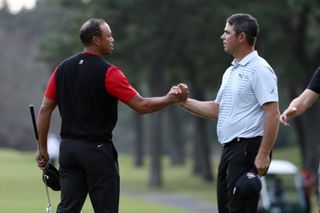 Tiger Woods and Gary Woodland shake hands