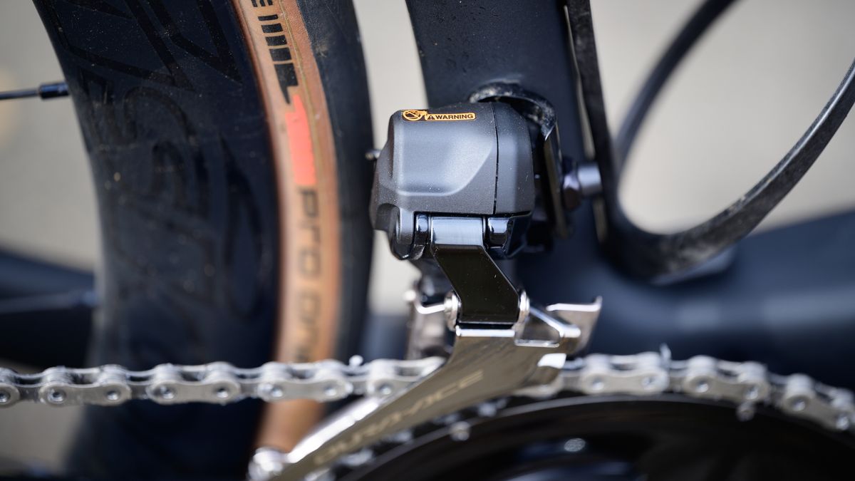 Shimano Dura-Ace R9150 Di2 front derailleur