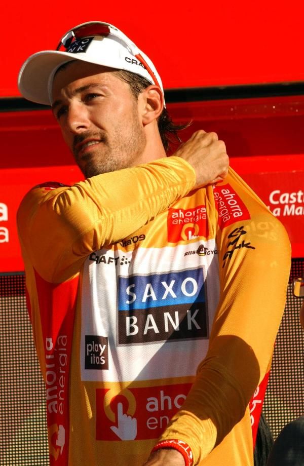 Fabian Cancellara (Saxo Bank) puts on his third golden jersey.