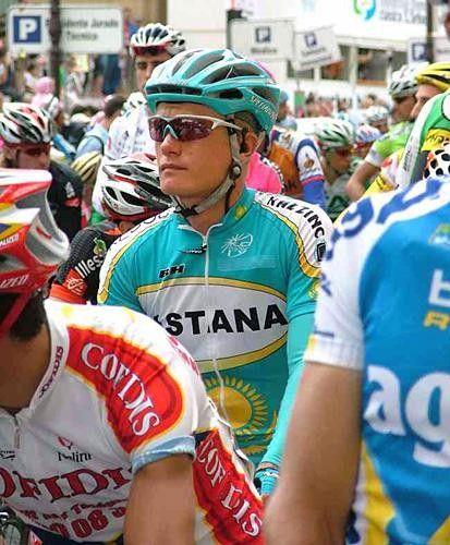 Alejandro Vinokourov is waiting in the peloton for the start.
