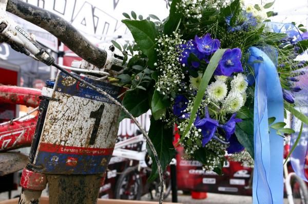 The bike and winner's flowers of Greg Minnaar (Santa Cruz Syndicate)
