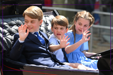 Prince George, Prince Louis and Princess Charlotte seated and waving