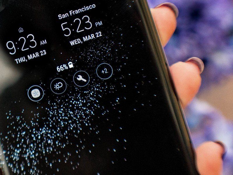 GS8&amp;#39;s always-on display.