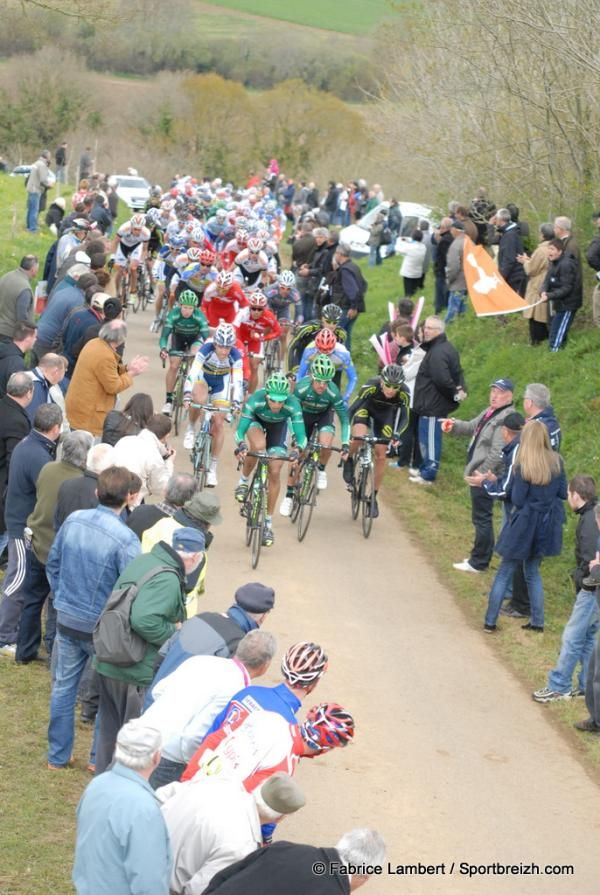 Europcar leads up the Mur de Laz