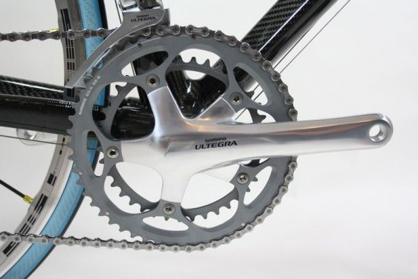 The Ultegra chainset has similar styling to that of Dura-Ace, but less dramatic