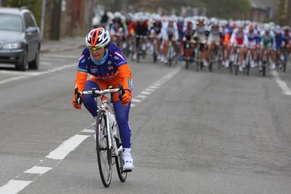 In-between the bunch and the peloton, Valentina Bastianelli (Top Girls Fassa Bortolo - Ghezzi) tried to cross the gap