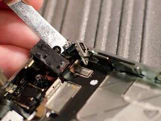 How to replace the headphone jack in an iPhone 4s