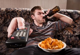 tv-chips-beer-guy-110707-02