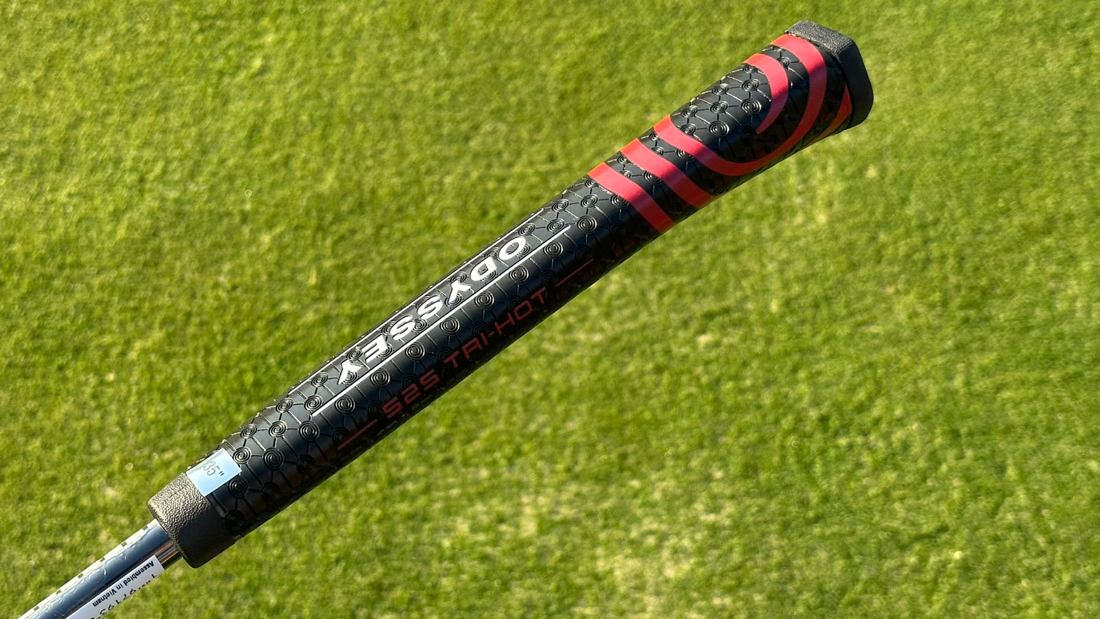 The grip and shaft on the Odyssey S2S Tri-hot putters