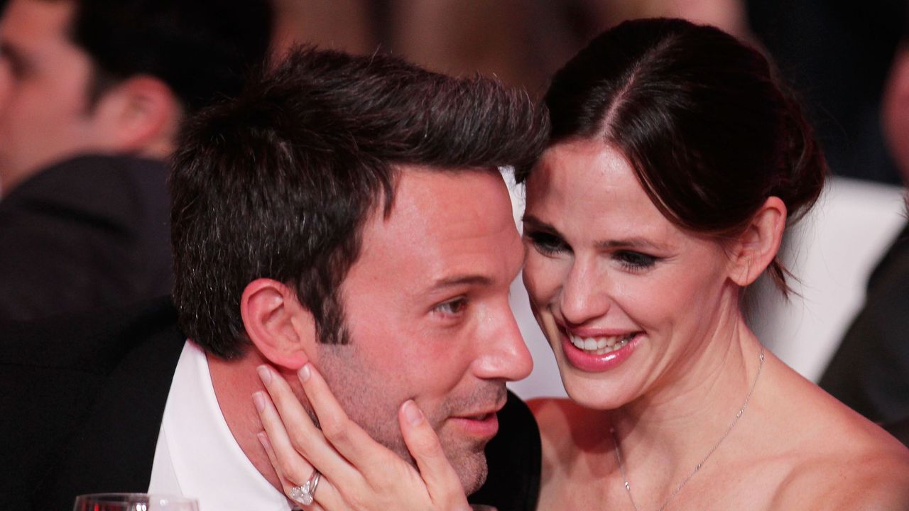 los angeles, ca january 14 actor ben affleck and actress jennifer garner pose during the 16th annual critics choice movie awards at the hollywood palladium on january 14, 2011 in los angeles, california photo by christopher polkgetty images for vh1