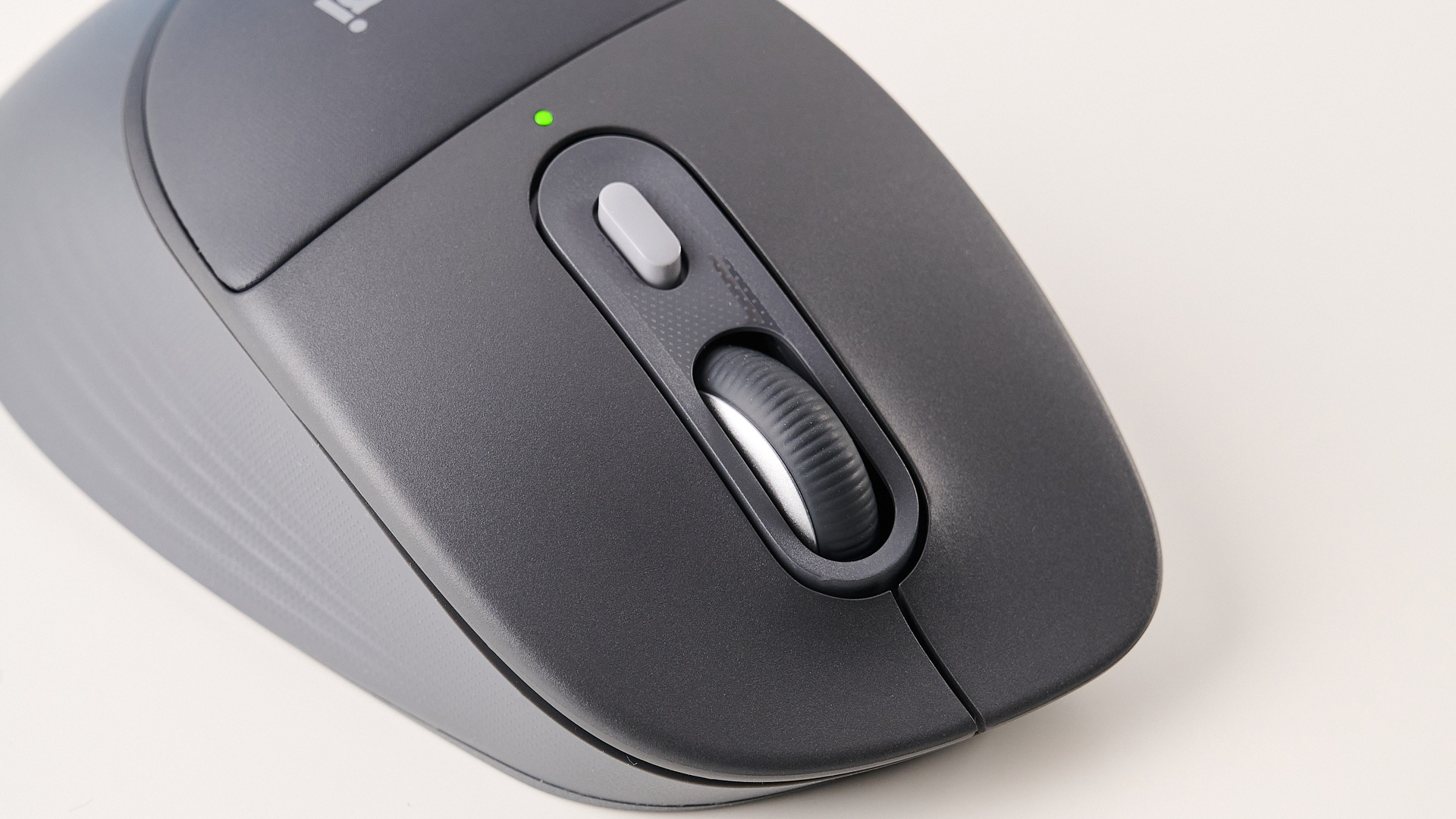A Logitech Signature Comfort Plus M850L mouse