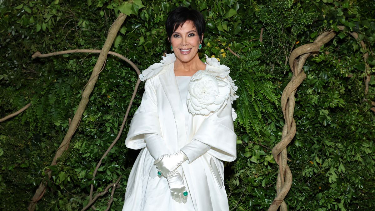 Kris Jenner’s kitchen uses a two-tone color that will dominate trends for 2024 |