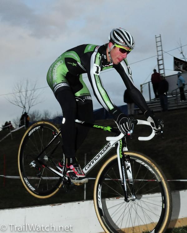 Jeremy Powers (Cannondale-Cycorcrossworld.com) alternated jumping and running the barriers