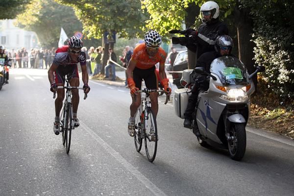 Samuel Sanchez (Euskaltel-Euskadi) is the only rider to bridge to Philippe Gilbert (Silence-Lotto).