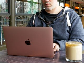 René avec MacBook d'or de 12 pouces