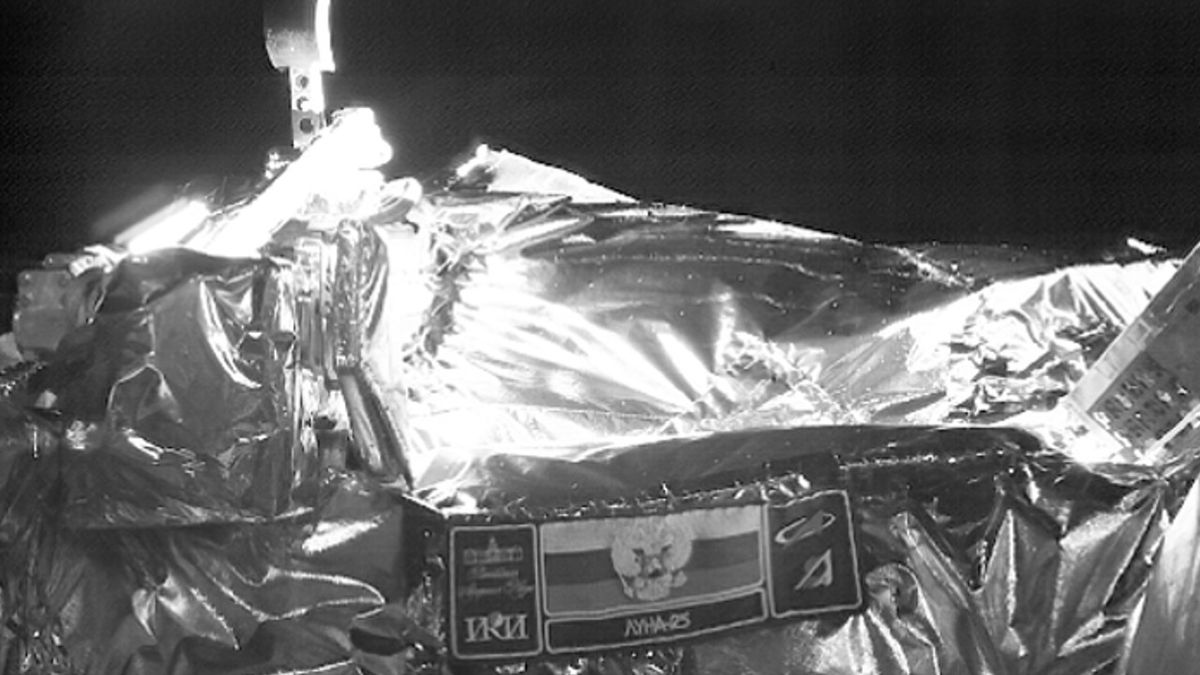 مركبة الهبوط على سطح القمر الروسية لونا -25 تلتقط الصور الأولى (صور)