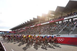 El pelotón pasa por el circuito Fuji International Speedway durante la carrera de ruta masculina en el primer día de los Juegos Olímpicos de Tokio 2020