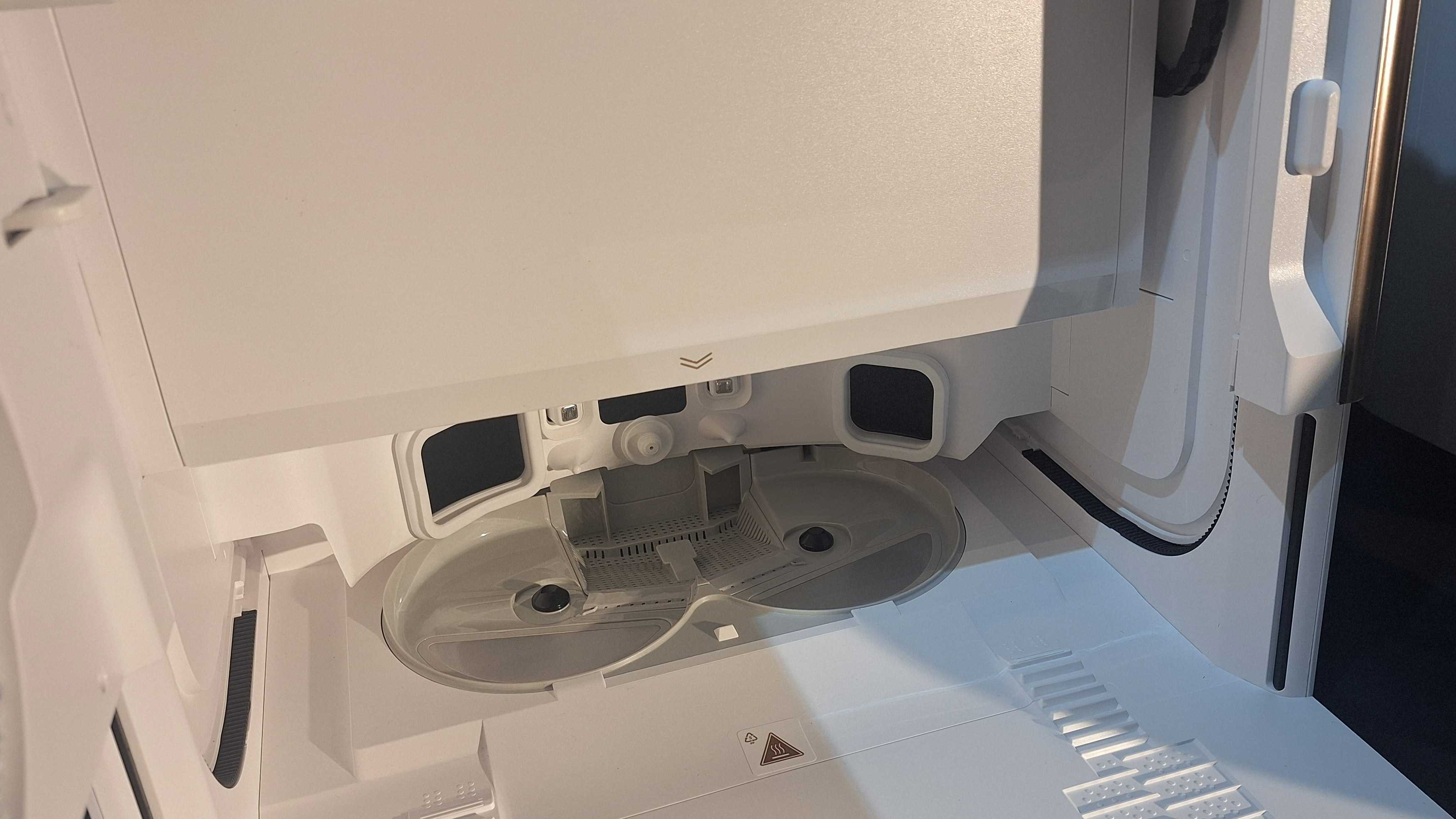 Photo that shows the inside of the DREame Matrix10 ultra dock, with space for the pads to feel and join the robot vacuum