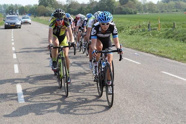 The break was disciplined, riding in echelons in the wind