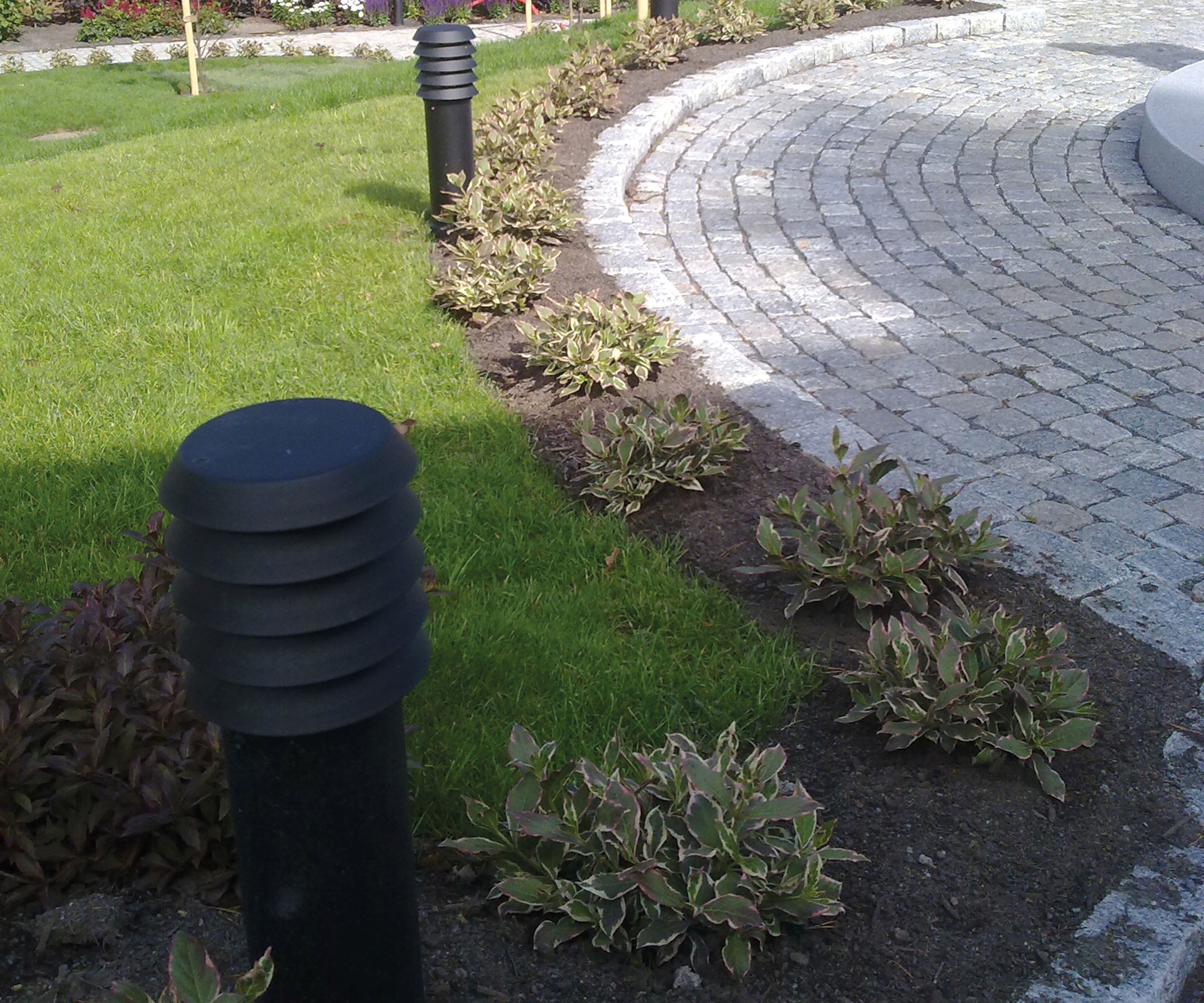 driveway lights in flowerbeds