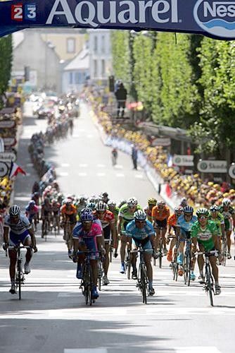 Robbie McEwen (Daviamon-Lotto) wins the long sprint for 4th.