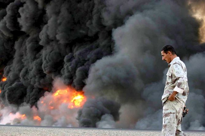 Blazing Iraqi oil pipeline in 2005