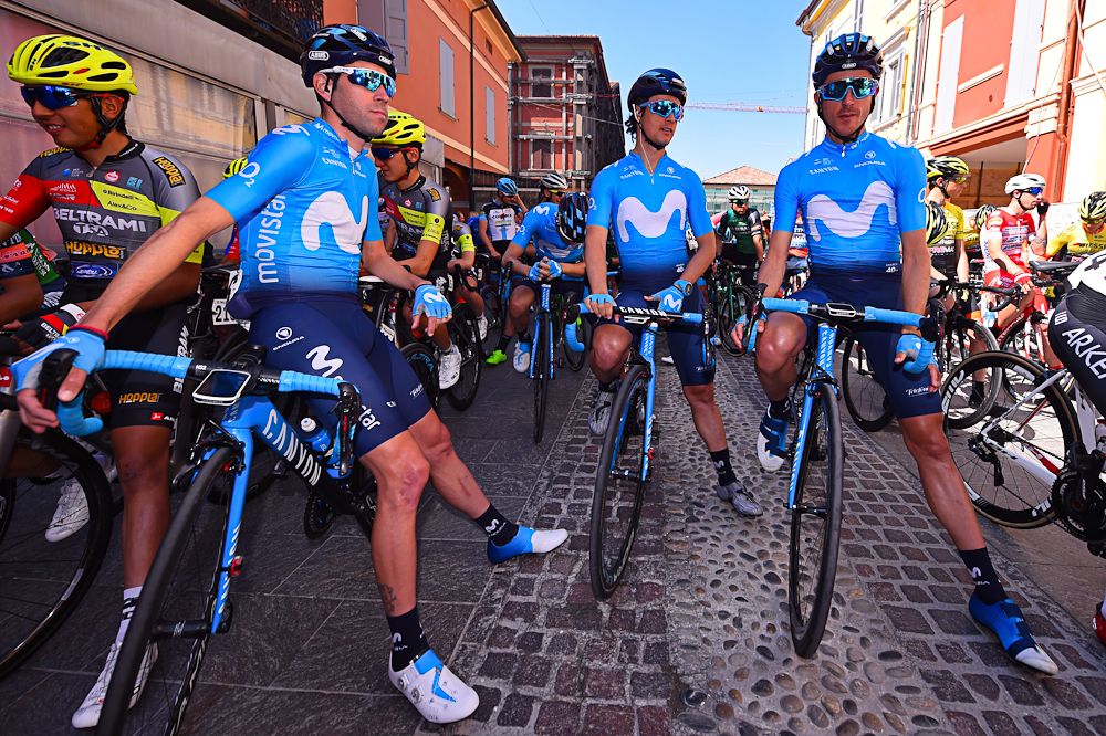 Movistar riders wait for the start of stage 4 at Coppi e Bartali