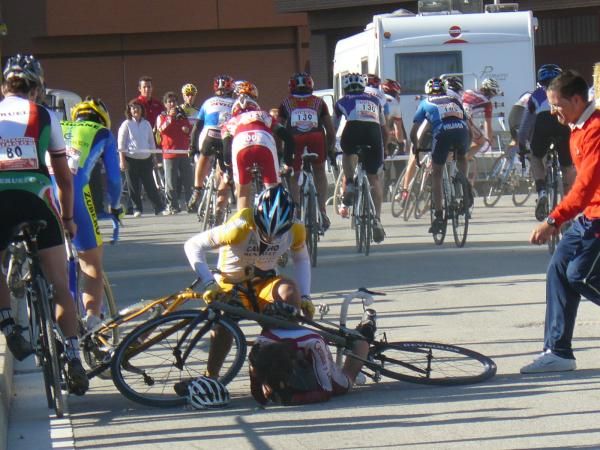 A fall in the beginning, the ex professional rider Angel Castresana runs to help the boys
